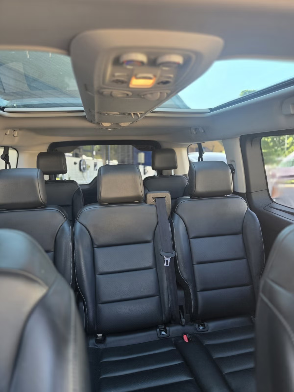 Peugeot Traveller Executive Family 2021 12